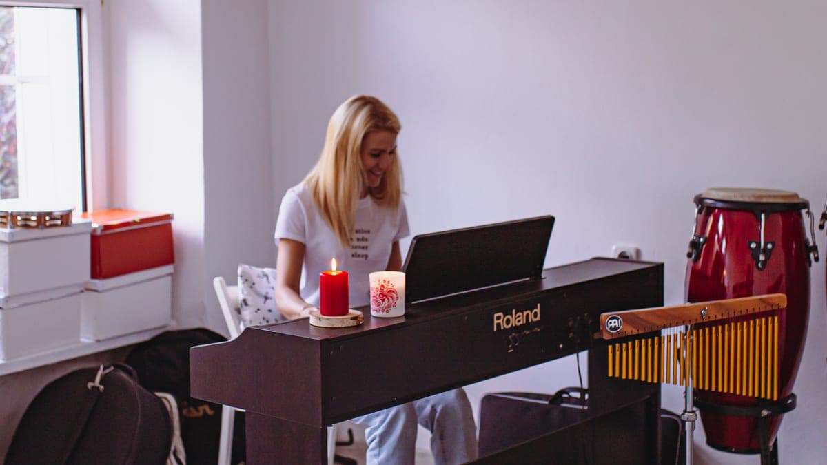 Sara w sali muzykoterapeutycznej MuzKa