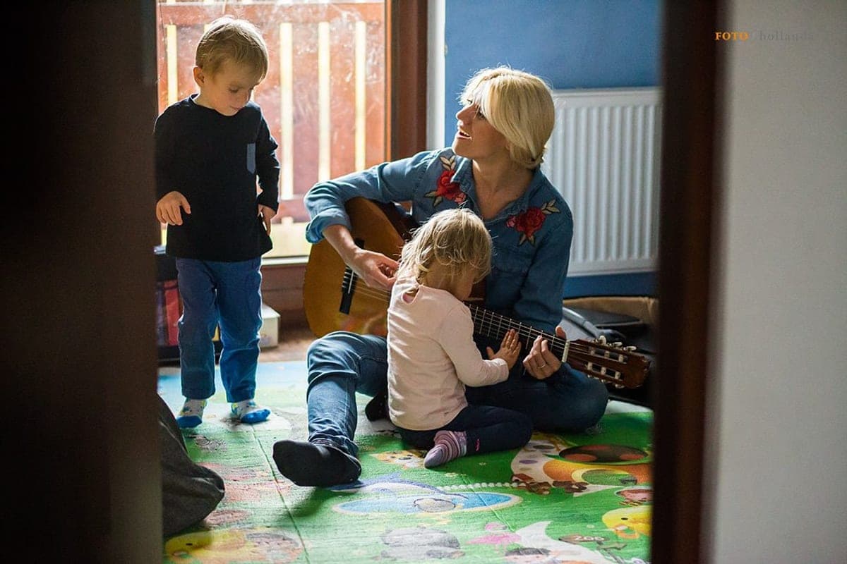 Sara gra dzieciom na gitarze